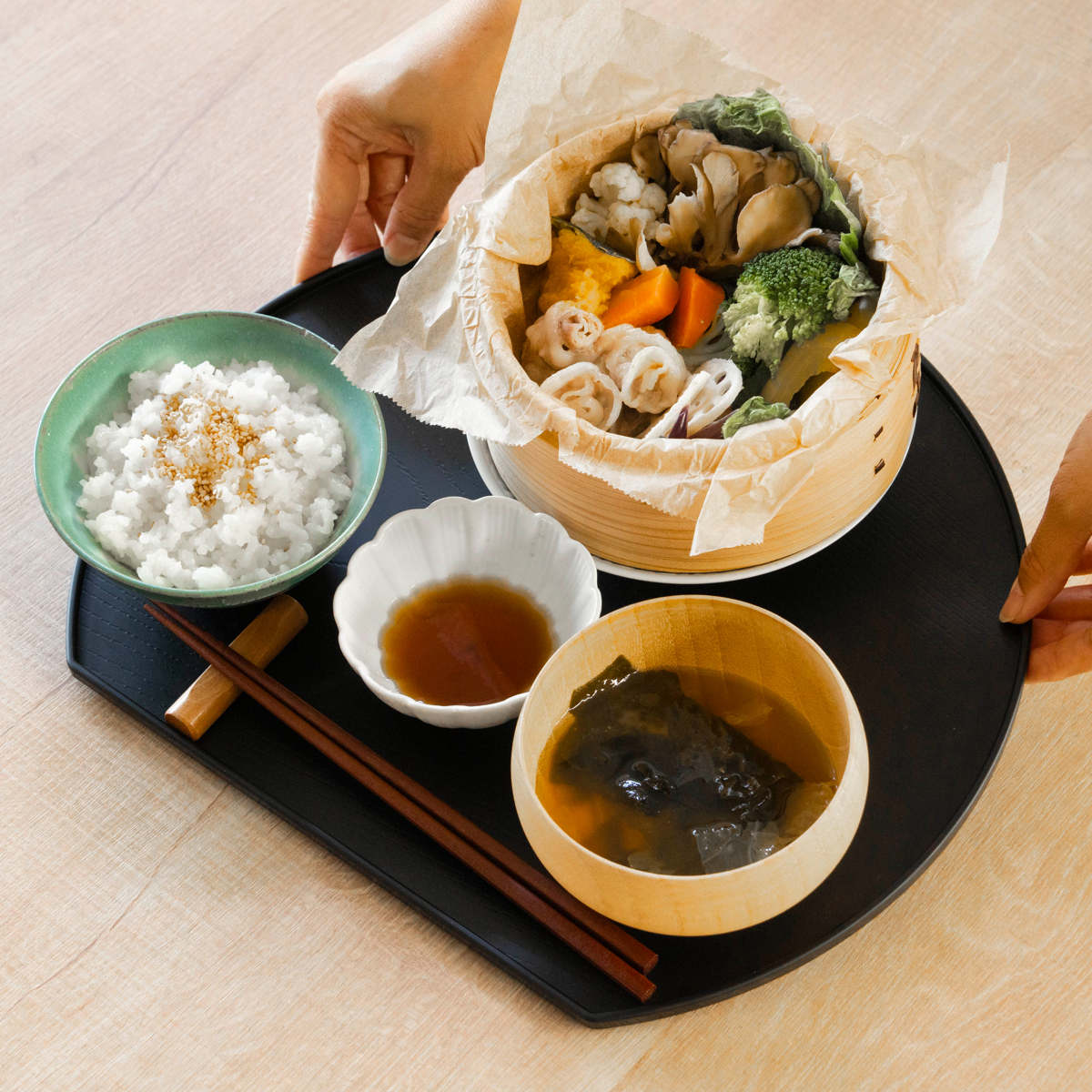 お盆 ノンスリップ 抗菌 半月盆 ( 半月膳 日本製 おしゃれ かわいい 木目調 木目調トレー 盆 抗菌加工 ランチョンマット トレイ キッチントレー ノンスリップ加工 )