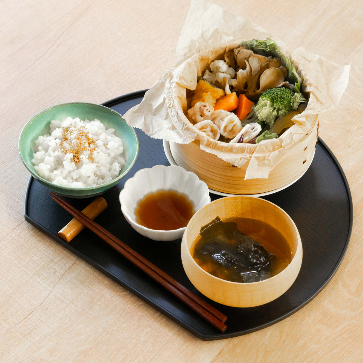 お盆 ノンスリップ 抗菌 半月盆 ( 半月膳 日本製 おしゃれ かわいい 木目調 木目調トレー 盆 抗菌加工 ランチョンマット トレイ キッチントレー ノンスリップ加工 )