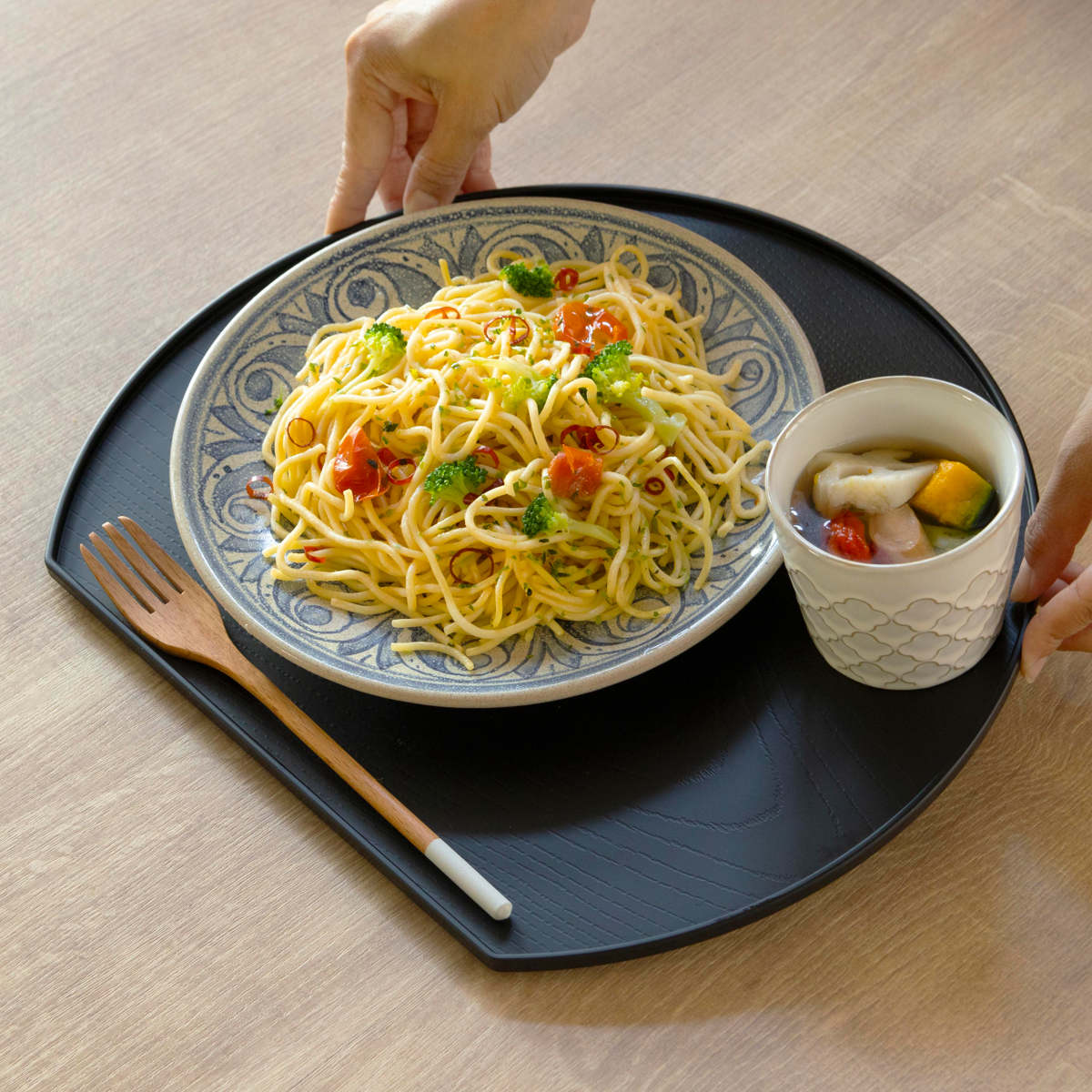 お盆 ノンスリップ 抗菌 半月盆 ( 半月膳 日本製 おしゃれ かわいい 木目調 木目調トレー 盆 抗菌加工 ランチョンマット トレイ キッチントレー ノンスリップ加工 )