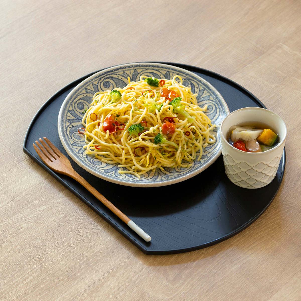 お盆 ノンスリップ 抗菌 半月盆 ( 半月膳 日本製 おしゃれ かわいい 木目調 木目調トレー 盆 抗菌加工 ランチョンマット トレイ キッチントレー ノンスリップ加工 )