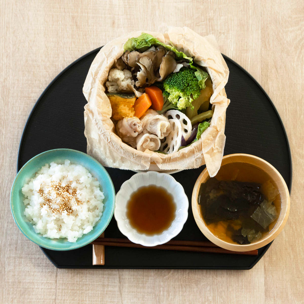 お盆 ノンスリップ 抗菌 半月盆 ( 半月膳 日本製 おしゃれ かわいい 木目調 木目調トレー 盆 抗菌加工 ランチョンマット トレイ キッチントレー ノンスリップ加工 )