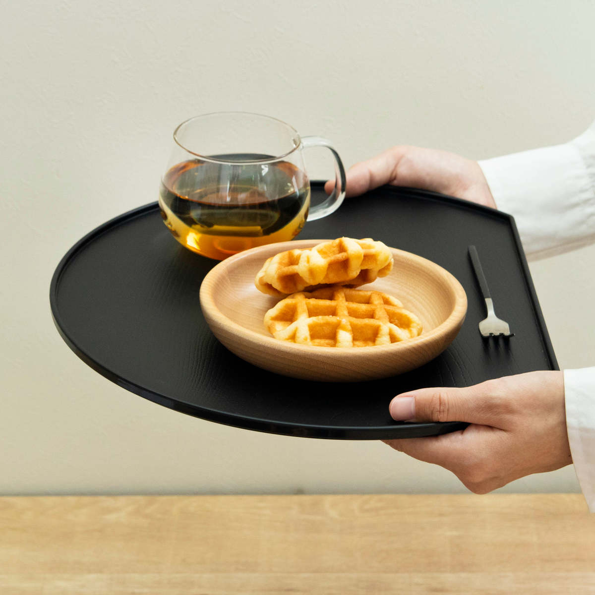 お盆 ノンスリップ 抗菌 半月盆 ( 半月膳 日本製 おしゃれ かわいい 木目調 木目調トレー 盆 抗菌加工 ランチョンマット トレイ キッチントレー ノンスリップ加工 )