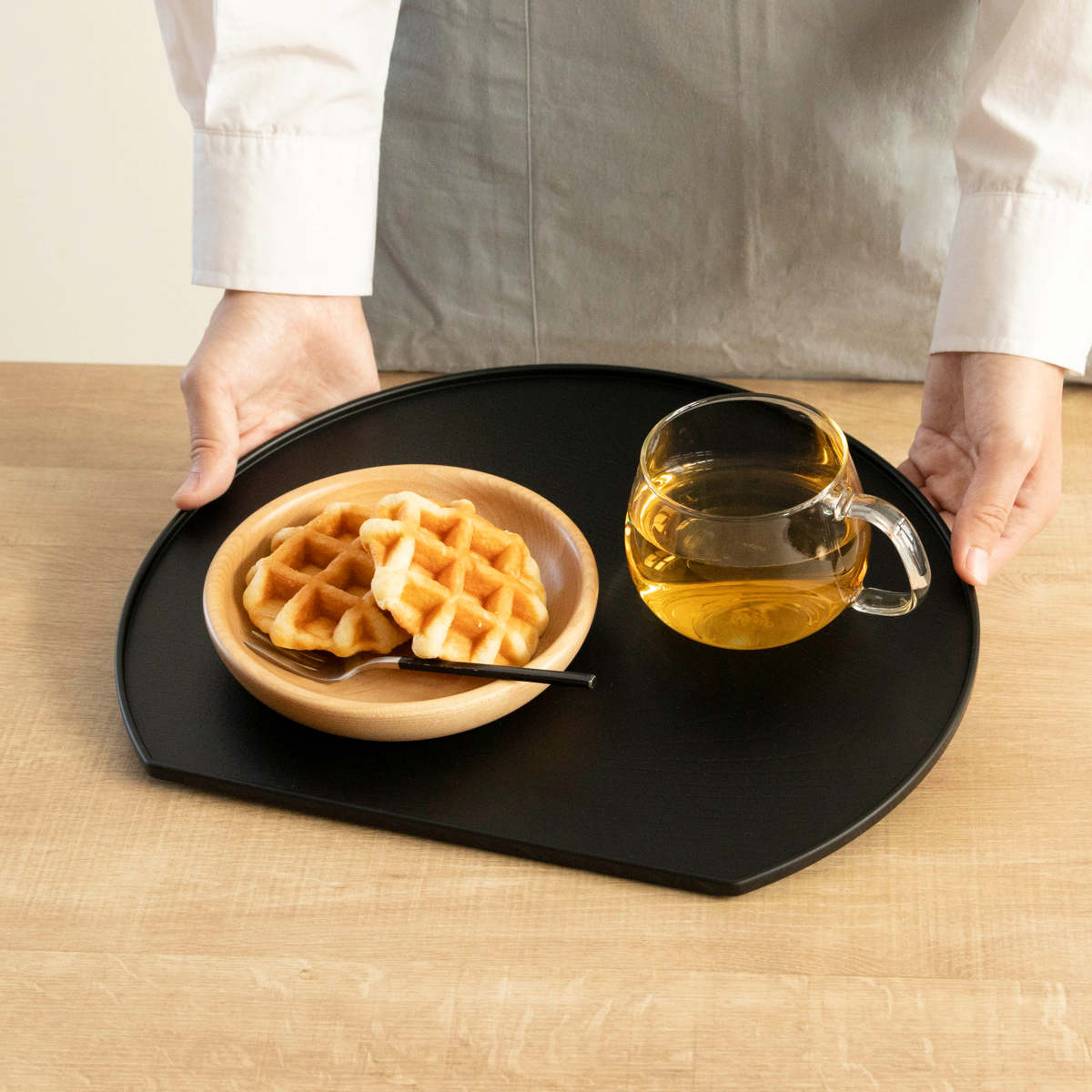 お盆 ノンスリップ 抗菌 半月盆 ( 半月膳 日本製 おしゃれ かわいい 木目調 木目調トレー 盆 抗菌加工 ランチョンマット トレイ キッチントレー ノンスリップ加工 )