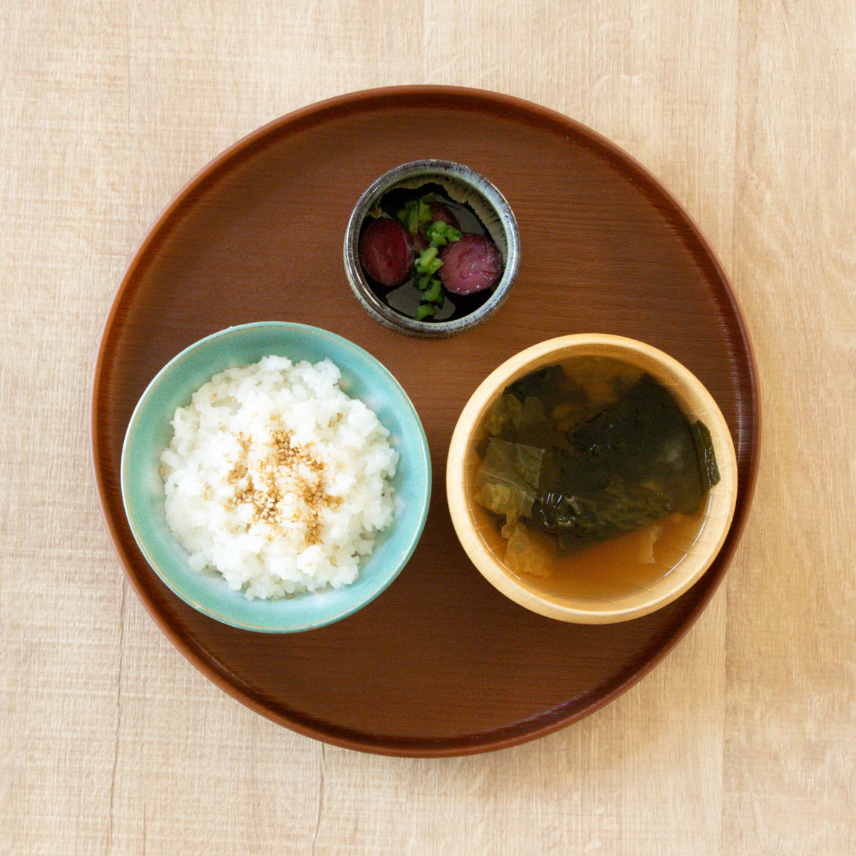 トレー 27cm ノンスリップ 抗菌 木目調 ( 角 丸 日本製 おしゃれ かわいい 木目調トレー お盆 盆 トレイ キッチントレー ランチョンマット カフェトレー おやつ ティータイム 縁 抗菌加工 すべり止め加工 ) 【角】 角