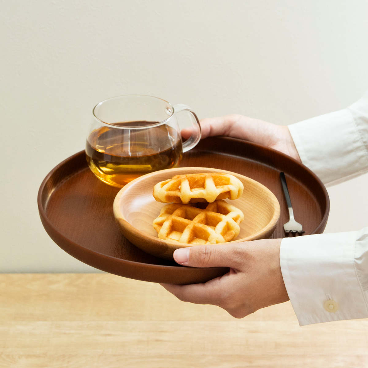 トレー 27cm ノンスリップ 抗菌 木目調 ( 角 丸 日本製 おしゃれ かわいい 木目調トレー お盆 盆 トレイ キッチントレー ランチョンマット カフェトレー おやつ ティータイム 縁 抗菌加工 すべり止め加工 ) 【角】 角