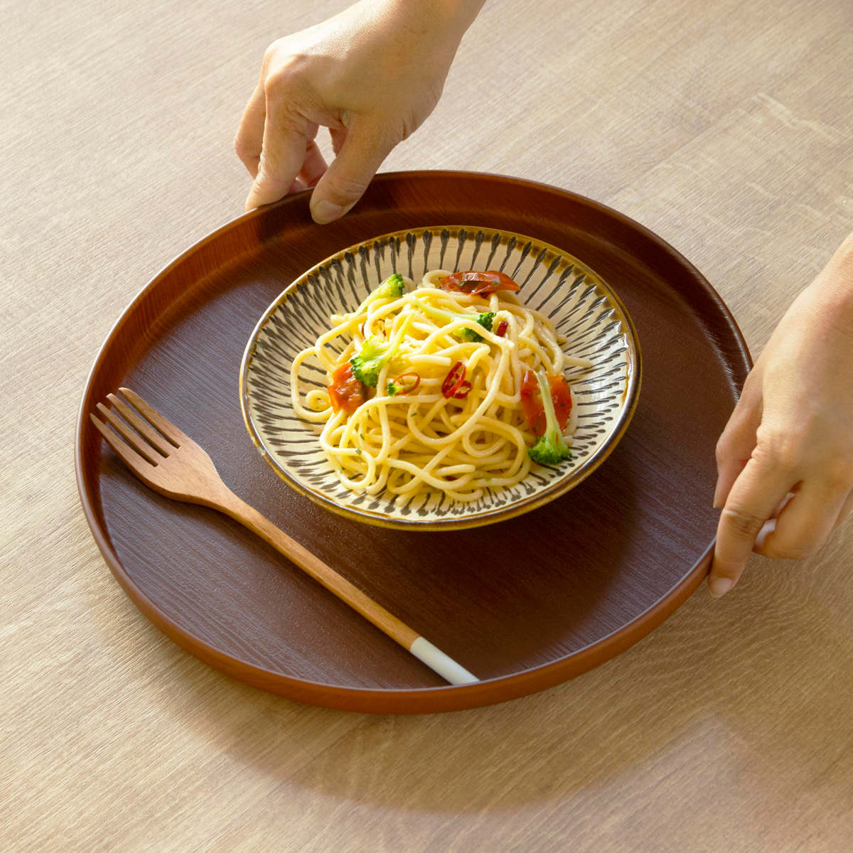 トレー 27cm ノンスリップ 抗菌 木目調 ( 角 丸 日本製 おしゃれ かわいい 木目調トレー お盆 盆 トレイ キッチントレー ランチョンマット カフェトレー おやつ ティータイム 縁 抗菌加工 すべり止め加工 ) 【角】 角