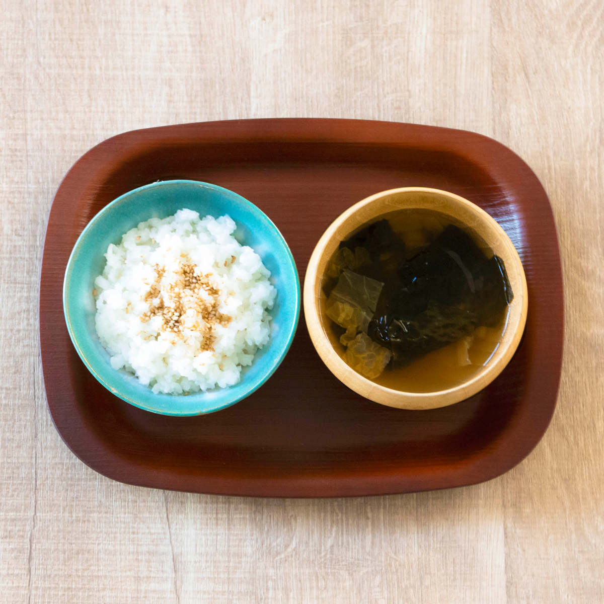 トレー 27cm ノンスリップ 抗菌 木目調 ( 角 丸 日本製 おしゃれ かわいい 木目調トレー お盆 盆 トレイ キッチントレー ランチョンマット カフェトレー おやつ ティータイム 縁 抗菌加工 すべり止め加工 ) 【角】 角