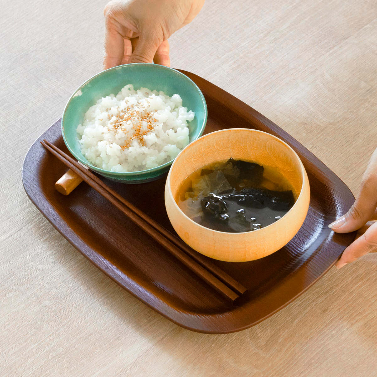 トレー 27cm ノンスリップ 抗菌 木目調 ( 角 丸 日本製 おしゃれ かわいい 木目調トレー お盆 盆 トレイ キッチントレー ランチョンマット カフェトレー おやつ ティータイム 縁 抗菌加工 すべり止め加工 ) 【角】 角