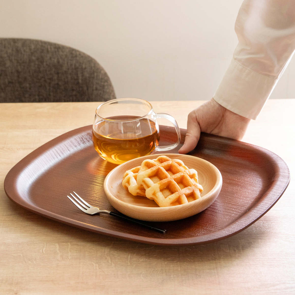 トレー 36cm ノンスリップ 抗菌 木目調 角 ( 日本製 おしゃれ かわいい 木目調トレー お盆 盆 トレイ キッチントレー ランチョンマット 配膳 縁 抗菌加工 すべり止め加工 )