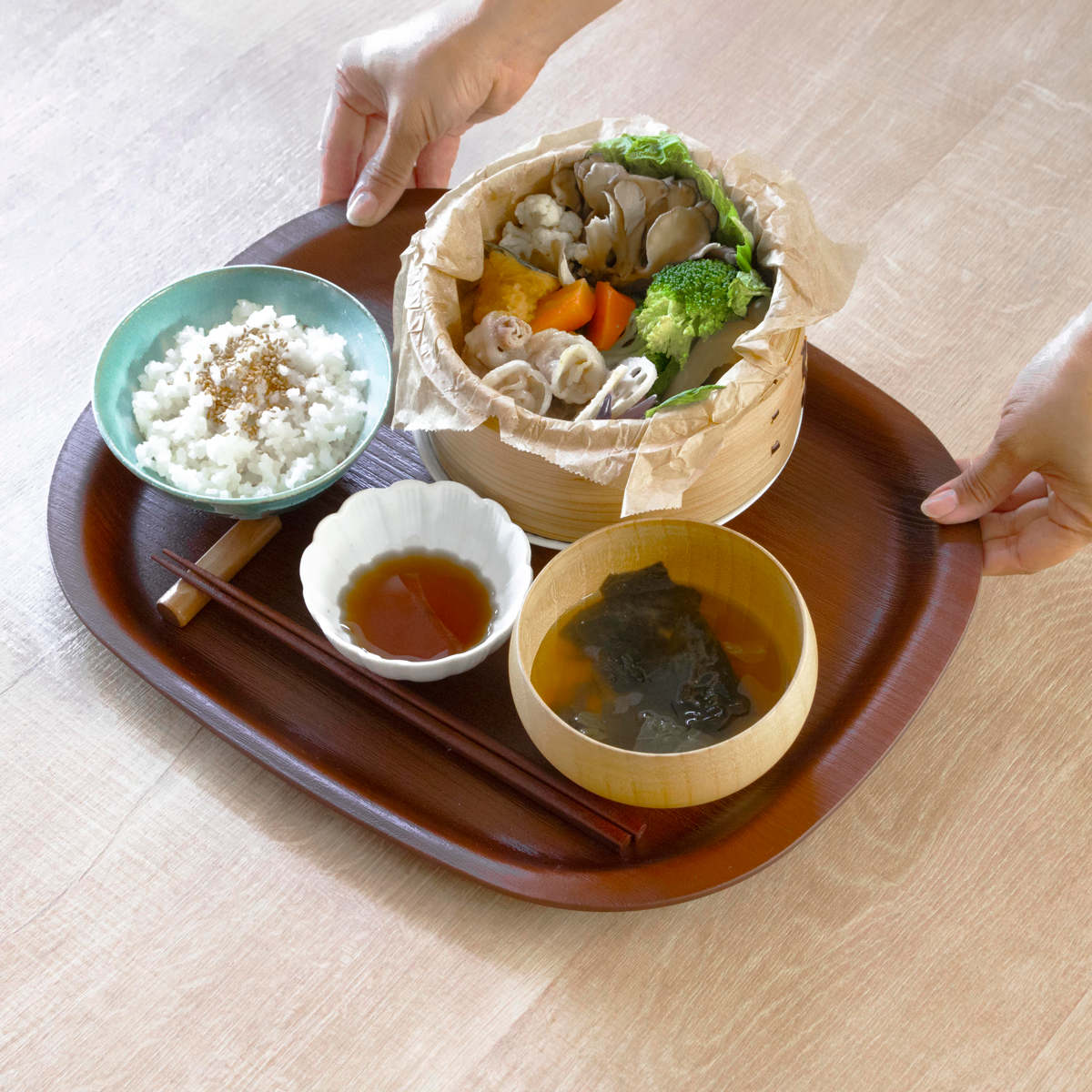 トレー 36cm ノンスリップ 抗菌 木目調 角 ( 日本製 おしゃれ かわいい 木目調トレー お盆 盆 トレイ キッチントレー ランチョンマット 配膳 縁 抗菌加工 すべり止め加工 )