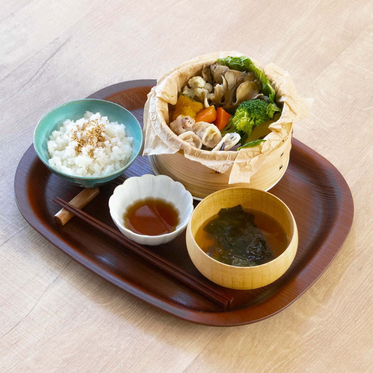 トレー 36cm ノンスリップ 抗菌 木目調 角 ( 日本製 おしゃれ かわいい 木目調トレー お盆 盆 トレイ キッチントレー ランチョンマット 配膳 縁 抗菌加工 すべり止め加工 )