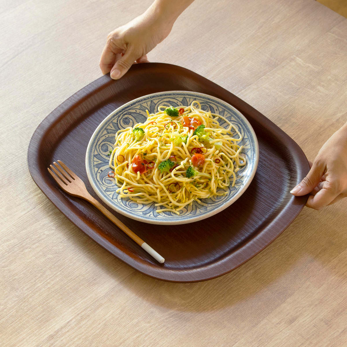 トレー 36cm ノンスリップ 抗菌 木目調 角 ( 日本製 おしゃれ かわいい 木目調トレー お盆 盆 トレイ キッチントレー ランチョンマット 配膳 縁 抗菌加工 すべり止め加工 )