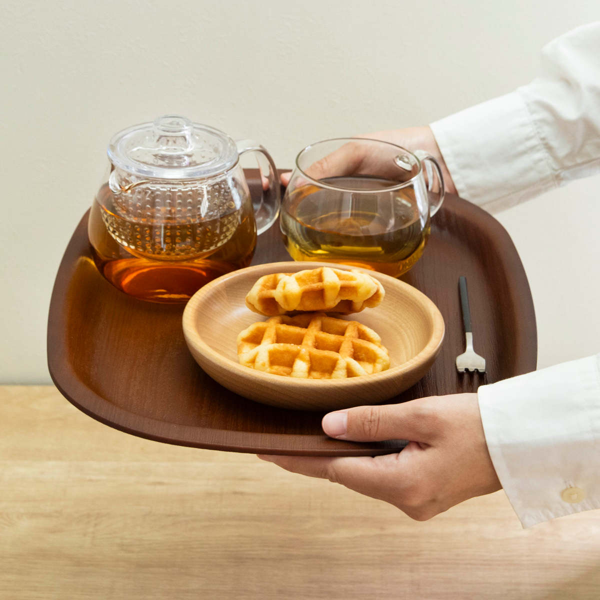 トレー 36cm ノンスリップ 抗菌 木目調 角 ( 日本製 おしゃれ かわいい 木目調トレー お盆 盆 トレイ キッチントレー ランチョンマット 配膳 縁 抗菌加工 すべり止め加工 )