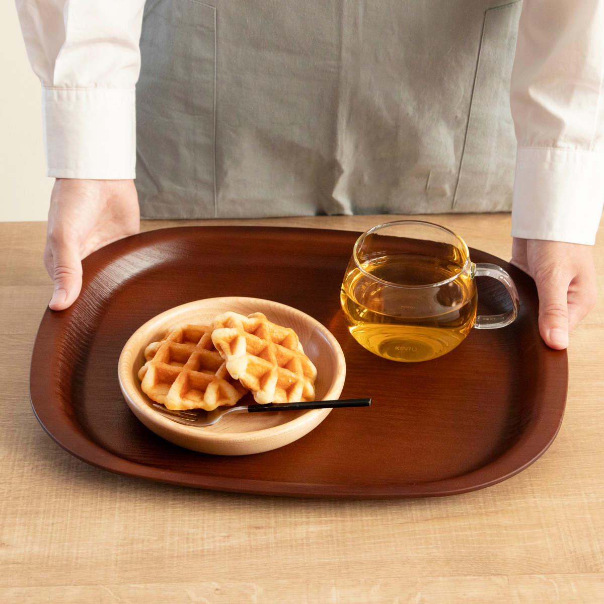 トレー 36cm ノンスリップ 抗菌 木目調 角 ( 日本製 おしゃれ かわいい 木目調トレー お盆 盆 トレイ キッチントレー ランチョンマット 配膳 縁 抗菌加工 すべり止め加工 )