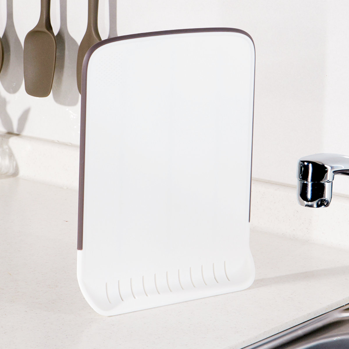 まな板 M Simple Use 立つまな板 抗菌 ( まないた 抗菌まな板 自立 食洗機 カッティングボード 薄型 軽量 軽い おしゃれ まないた マナイタ 抗菌 調理用品 家庭用まな板 キッチン 調理 キッチン用品 キッチン雑貨 薬味おろし付 )