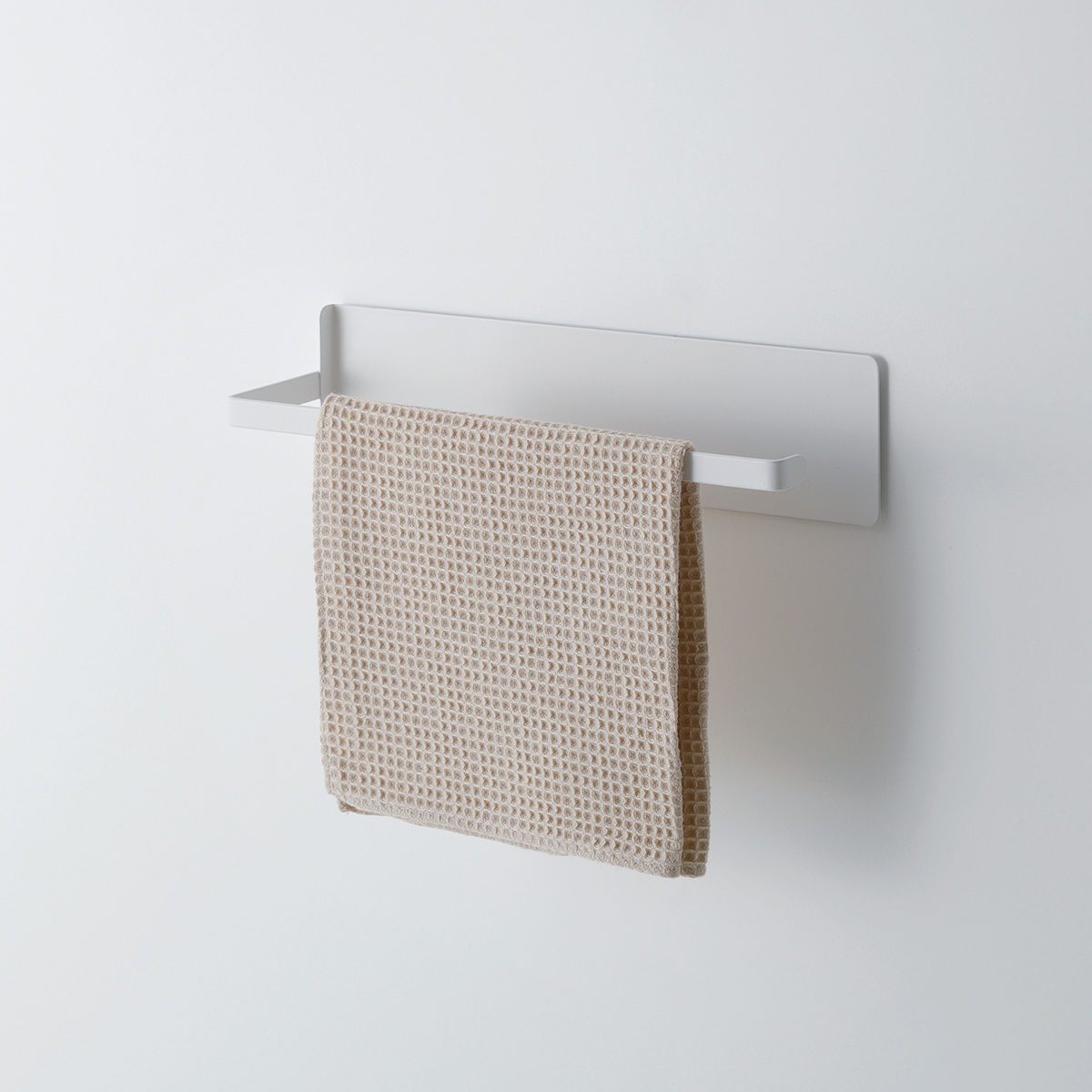 マグネット キッチン棚 マグネフィット キッチンペーパーホルダー ( ふきん掛け キッチンペーパー ホルダー ペーパーホルダー ふきん 磁石 キッチン用品 白 ペーパータオル 布巾 ハンガー 冷蔵庫 キッチン 収納 縦型 横型 )