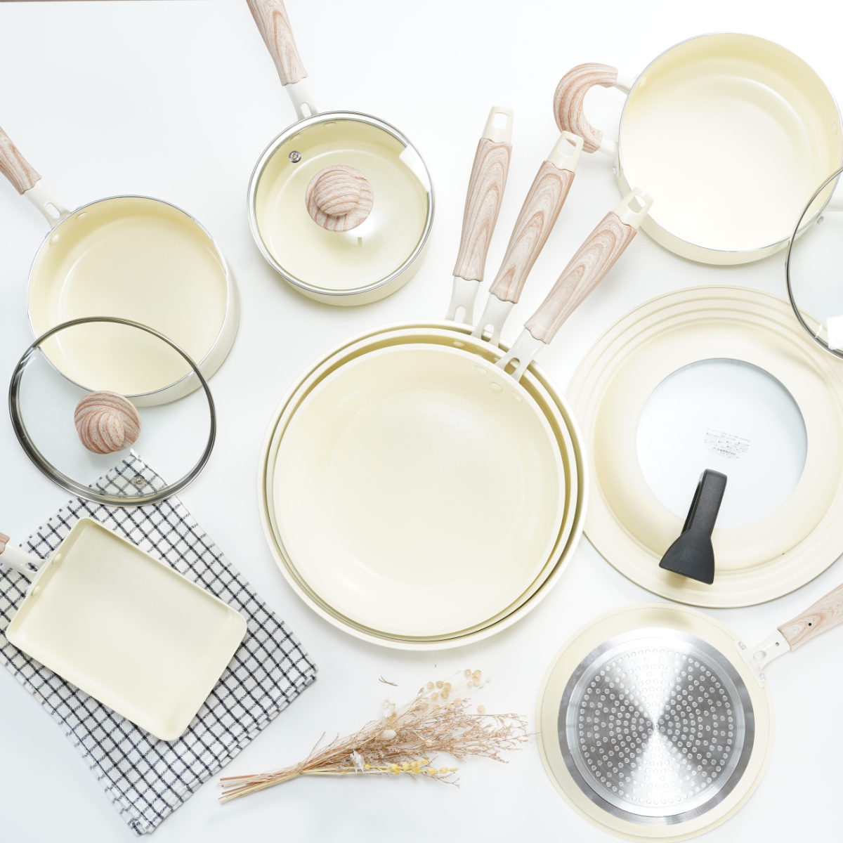 卵焼き器 13×18cm IH対応 セラミック 軽量 ハルミック ( ガス火対応 オール熱源対応 セラミックフライパン エッグパン 軽い 玉子焼き器 朝食 弁当 弁当作り アルミ製 木目調ハンドル こびりつきにくい 直火 おしゃれ ) 【ペールピンク】 ペールピンク