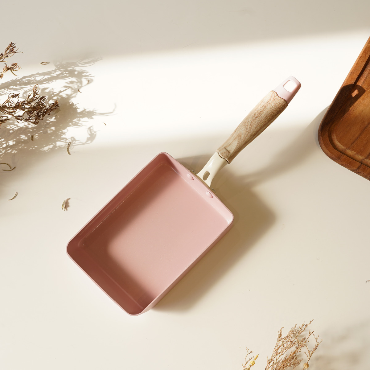 卵焼き器 13×18cm IH対応 セラミック 軽量 ハルミック ( ガス火対応 オール熱源対応 セラミックフライパン エッグパン 軽い 玉子焼き器 朝食 弁当 弁当作り アルミ製 木目調ハンドル こびりつきにくい 直火 おしゃれ ) 【ペールピンク】 ペールピンク