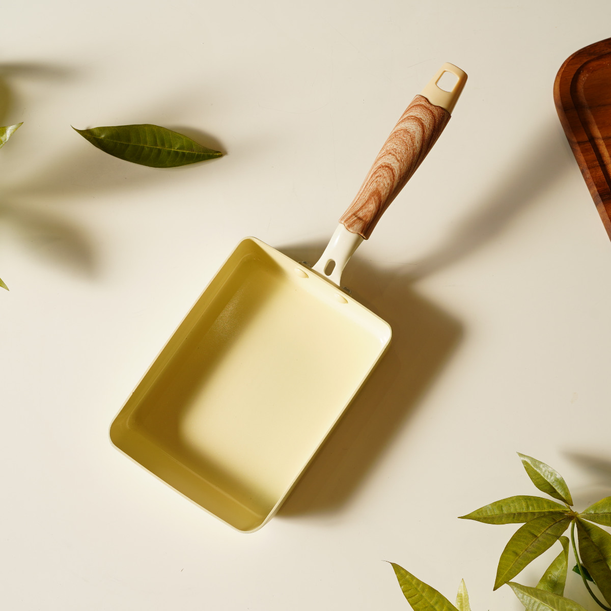 卵焼き器 13×18cm IH対応 セラミック 軽量 ハルミック ( ガス火対応 オール熱源対応 セラミックフライパン エッグパン 軽い 玉子焼き器 朝食 弁当 弁当作り アルミ製 木目調ハンドル こびりつきにくい 直火 おしゃれ ) 【ペールピンク】 ペールピンク