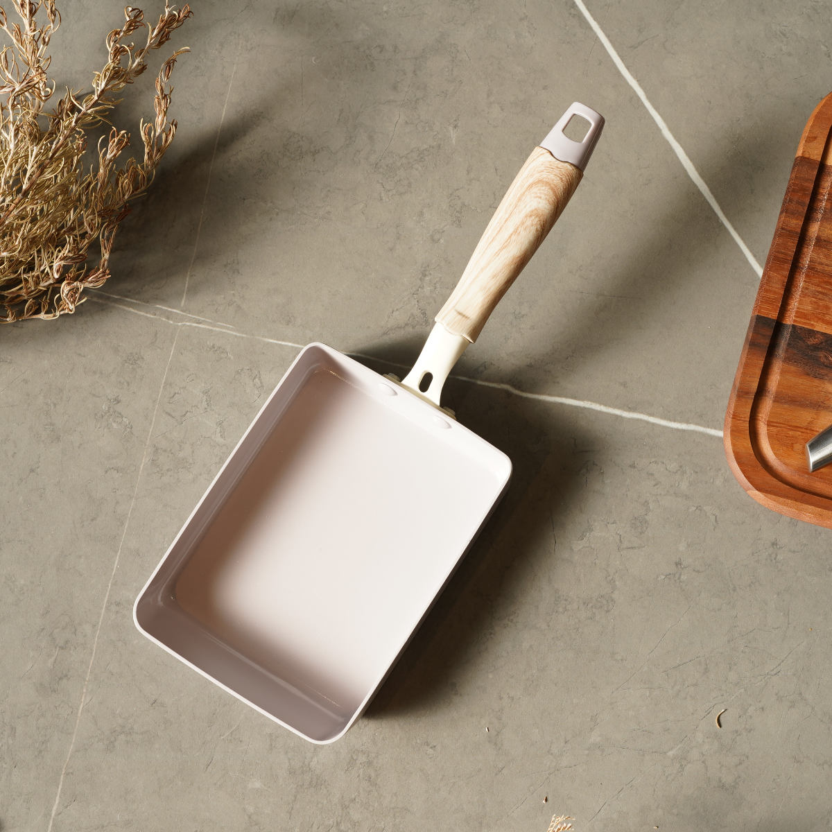 卵焼き器 13×18cm IH対応 セラミック 軽量 ハルミック ( ガス火対応 オール熱源対応 セラミックフライパン エッグパン 軽い 玉子焼き器 朝食 弁当 弁当作り アルミ製 木目調ハンドル こびりつきにくい 直火 おしゃれ ) 【ペールピンク】 ペールピンク