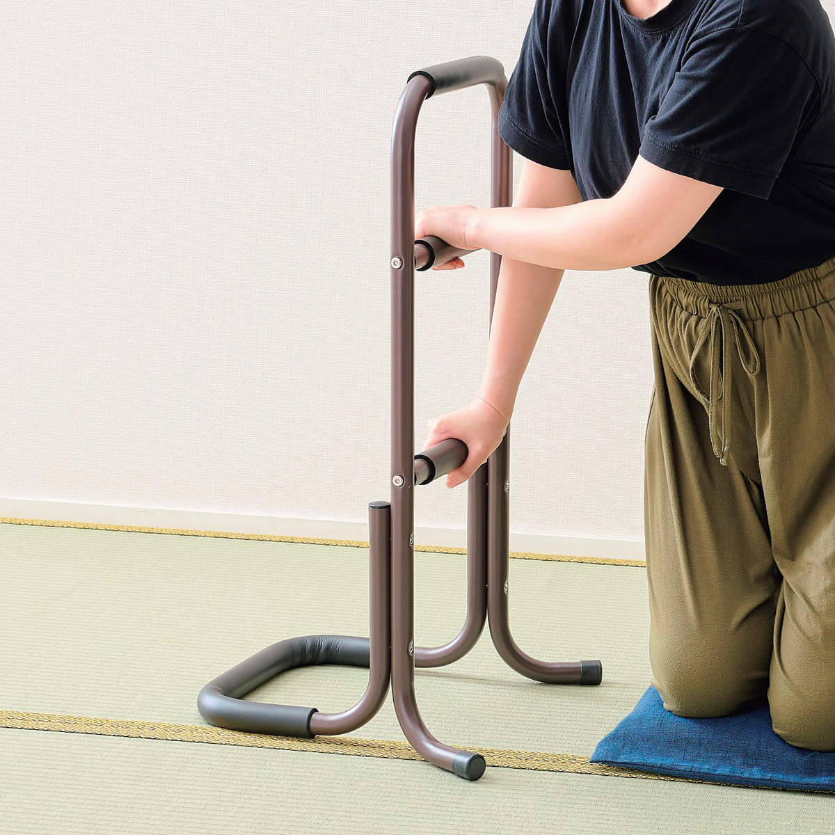手すり 補助手すり 3段 立ち上がりサポートスタンド 完成品 （ 立ち上がり用 玄関 介護用品 補助 立ち上がり手すり サポート 滑り止め付き 介護 握りやすい 介護用 ベッド 床 スタンド型 グリップ付き 手摺 立ち上がりサポート ）