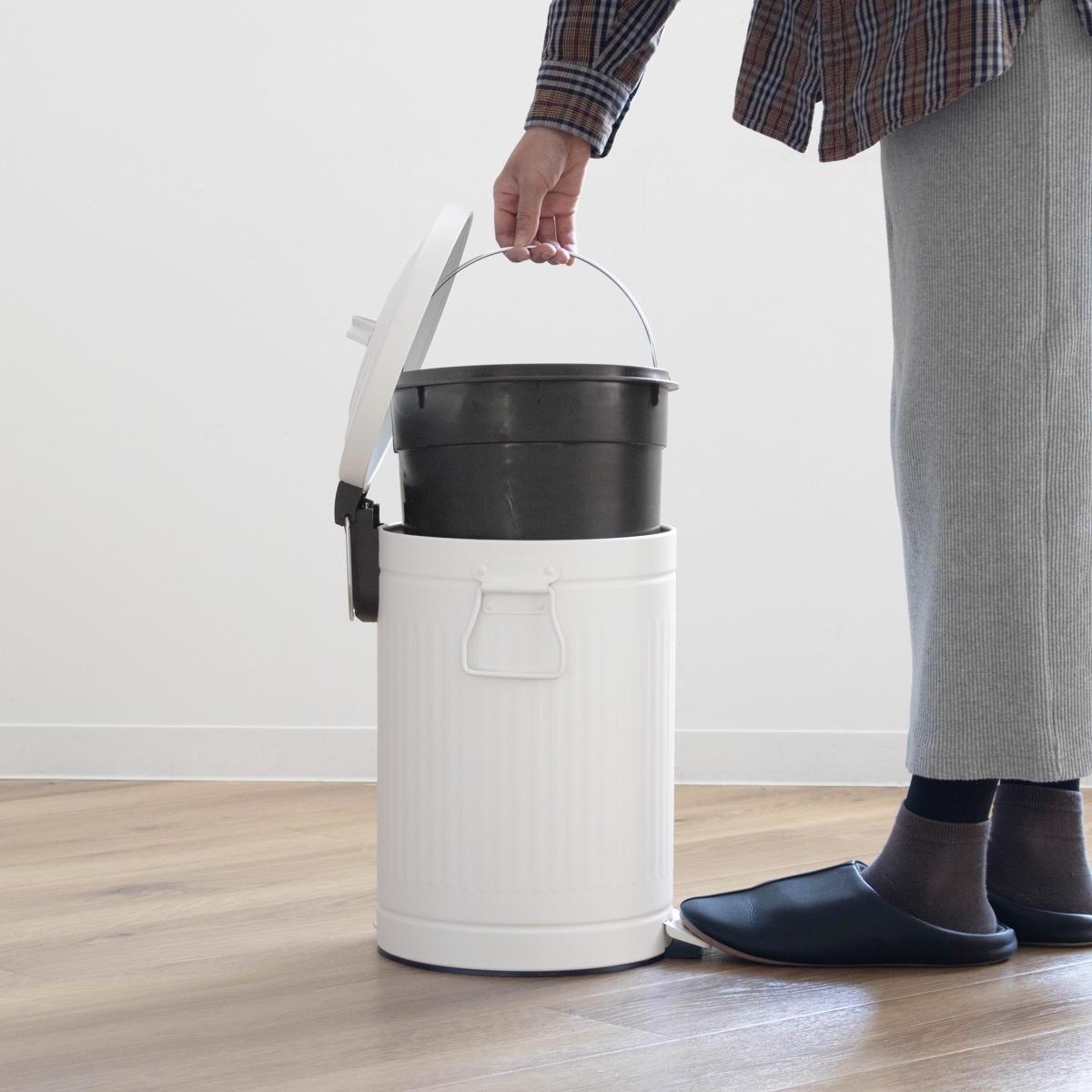ゴミ箱 ペダルペール クラウス 12L ( ごみ箱 12リットル ペダル式 ふた付き キッチン リビング 分別 おしゃれ 静音 丸 ダストボックス 踏みフタ インナーボックス 付き ピンク ホワイト ) 【ホワイト】 ホワイト