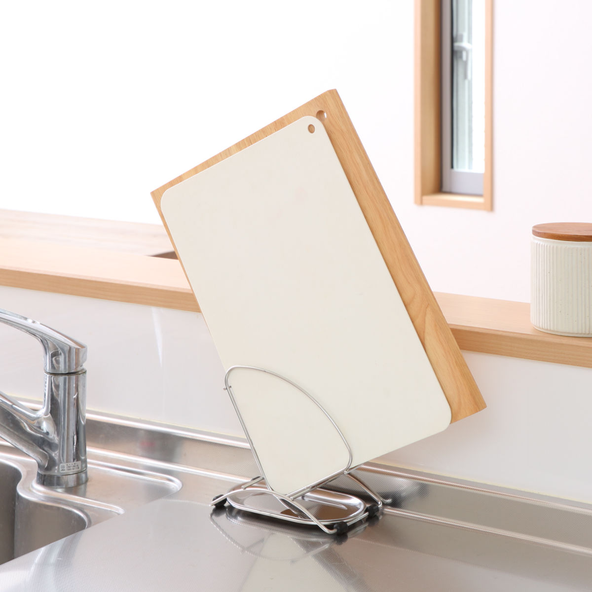 まな板置き デュアリス 18-8ステンレス製 まな板スタンド ステンレストレー付き ( ステンレス 日本製 まな板立て まないた立て まな板ラック 水切り 水切りトレー まな板 俎板 まないた 立て 置き ラック )
