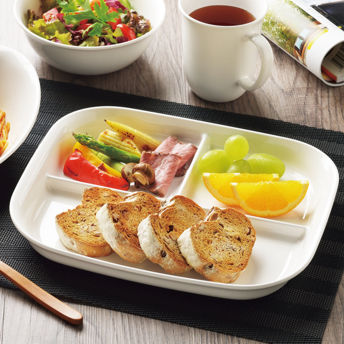 あつかいやすい仕切付スクエアプレート ( 電子レンジ対応 食洗機対応 軽量 樹脂 プラスチック ランチプレート プレート 皿 お皿 食器 仕切皿 日本製 割れにくい シンプル おしゃれ ワンプレート 四角 角型 )