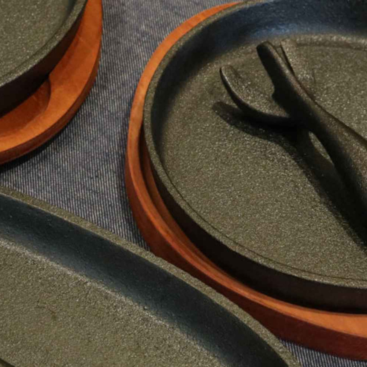 ステーキ皿 バーニスタ 鉄鋳物製ステーキ皿 丸型 22cm ( オーブン対応 IH対応 ガス火対応 鉄板 鉄板プレート 皿 プレート ステーキ 丸 おしゃれ シンプル )