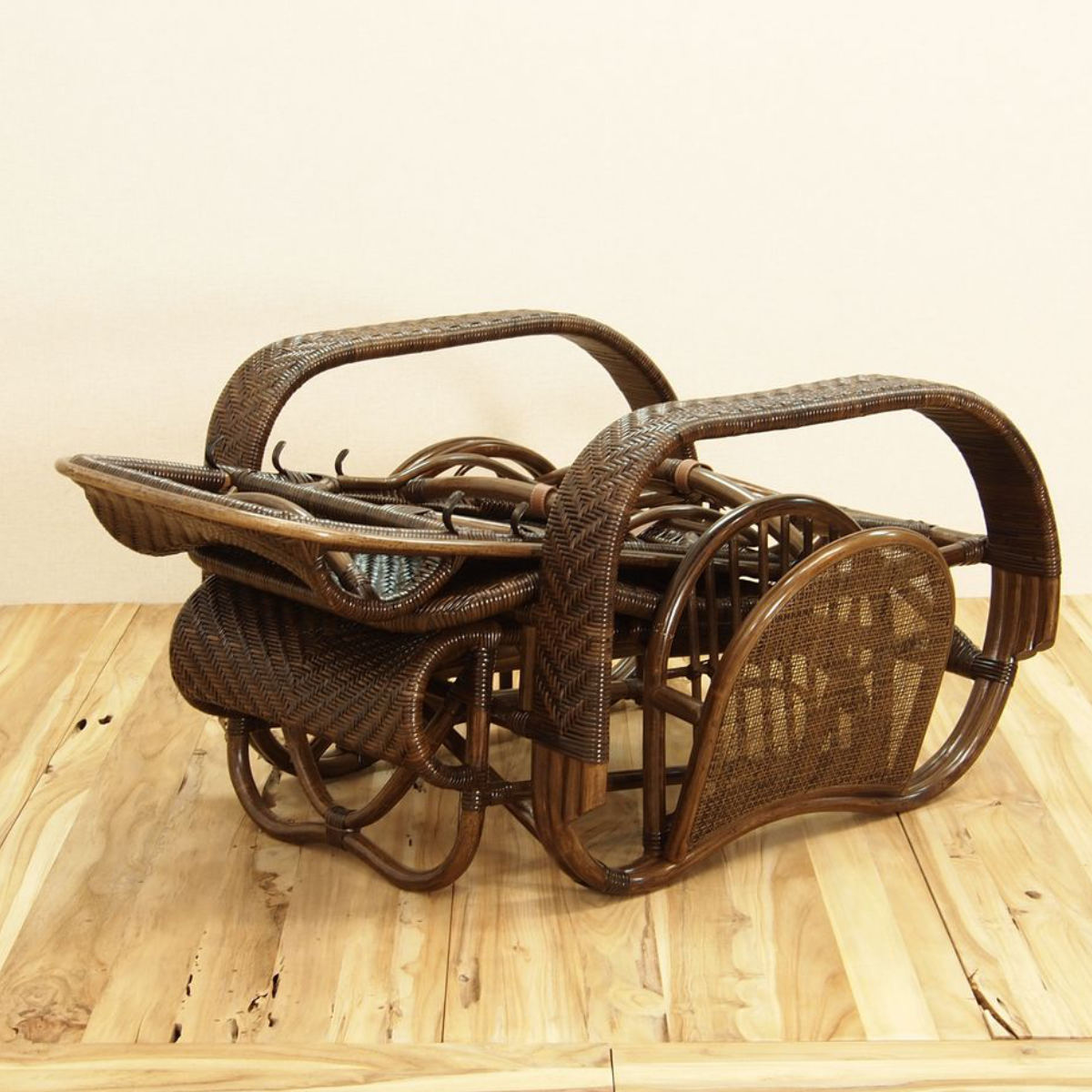 籐 座椅子 フットレスト付 ハイバック 三つ折椅子 ラタン家具 WAHOO 座面高36cm ( 椅子 ラタン ラタン製 籐製 アジアン アジアン家具 折りたたみ マガジンラック付き リクライニングチェア ハンドメイド 手編み ) 【ナチュラル】 ナチュラル