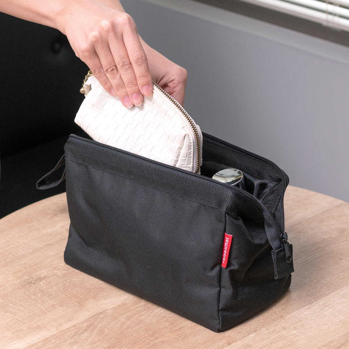 ポーチ 旅行用 大容量 reisenthel TRAVELCOSMETIC ( ライゼンタール トラベルポーチ 化粧ポーチ 収納 旅行 持ち運び トラベル 小物入れ 化粧品 コスメポーチ 仕切り 持ち手付き 洗面道具 バッグインバッグ おしゃれ 自立 大きめ ) 【DOTSWHITE】 DOTSWHITE