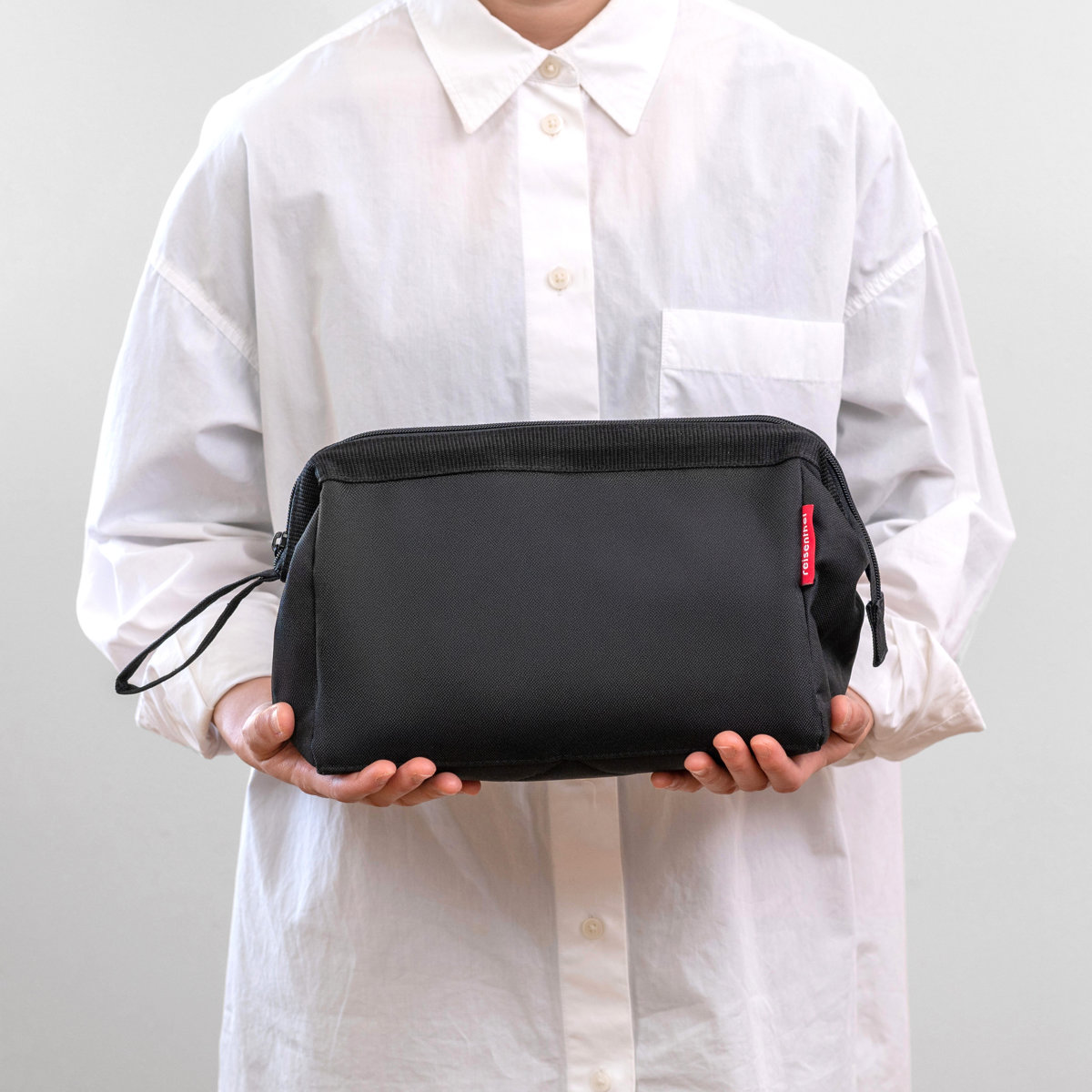 ポーチ 旅行用 大容量 reisenthel TRAVELCOSMETIC ( ライゼンタール トラベルポーチ 化粧ポーチ 収納 旅行 持ち運び トラベル 小物入れ 化粧品 コスメポーチ 仕切り 持ち手付き 洗面道具 バッグインバッグ おしゃれ 自立 大きめ ) 【DOTSWHITE】 DOTSWHITE