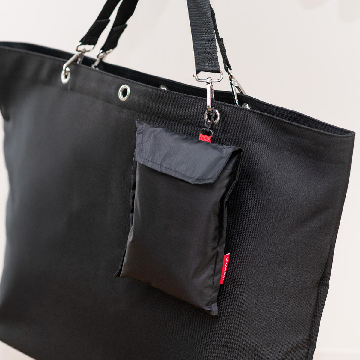 ボストンバッグ reisenthel MINI MAXI TRAVELBAG 30L ( ライゼンタール 大容量 バッグ 美容 学生 美容師 軽量 肩掛け トラベルバッグ 旅行用バッグ サブバッグ ファスナー ポケット コンパクト ) 【DOTSWHITE】 DOTSWHITE