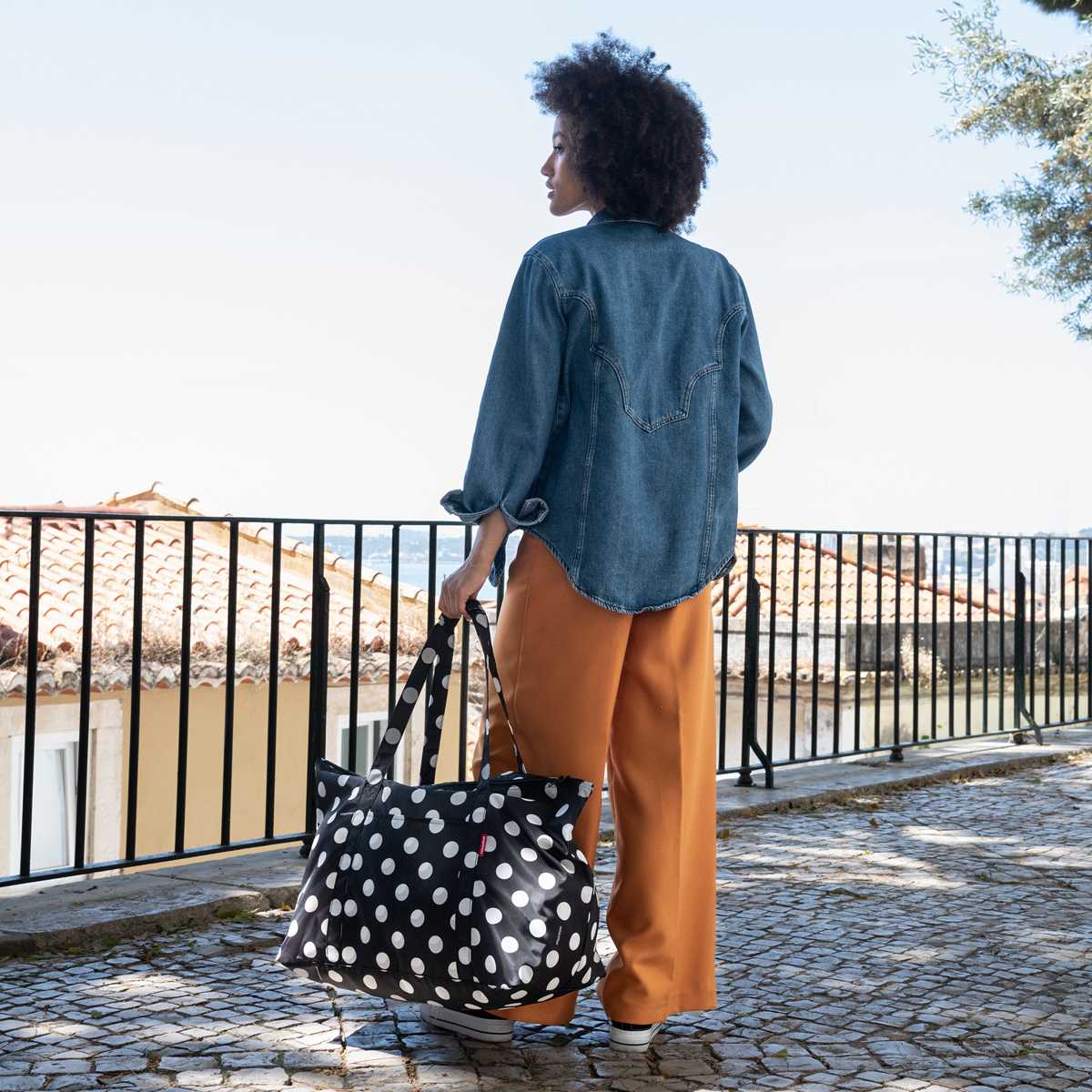 ボストンバッグ reisenthel MINI MAXI TRAVELBAG 30L ( ライゼンタール 大容量 バッグ 美容 学生 美容師 軽量 肩掛け トラベルバッグ 旅行用バッグ サブバッグ ファスナー ポケット コンパクト ) 【DOTSWHITE】 DOTSWHITE