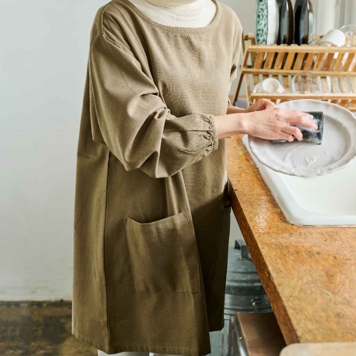 割烹着 イージー カッポウギ リサイクル糸 ( かっぽうぎ エプロン 作業着 台所エプロン 袖付きエプロン ポケット付き おしゃれ ワンピースエプロン 長袖 袖 ゴム 無地 シンプル 大人用 腰ひも レディース サステナブル ) 【ライトグレー】 ライトグレー