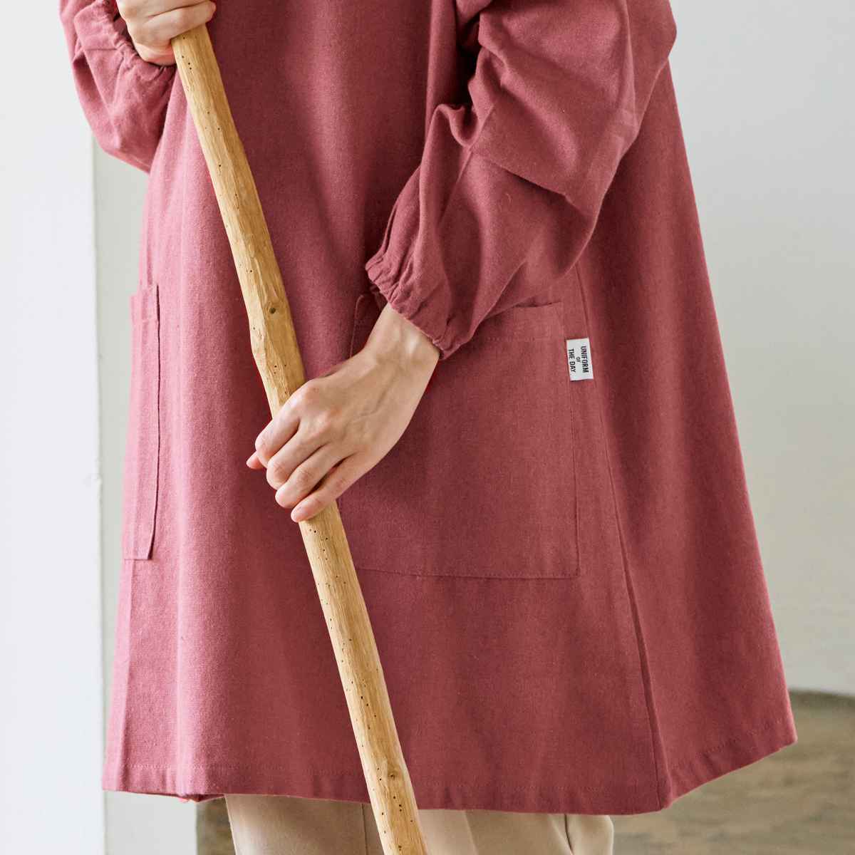 割烹着 イージー カッポウギ リサイクル糸 ( かっぽうぎ エプロン 作業着 台所エプロン 袖付きエプロン ポケット付き おしゃれ ワンピースエプロン 長袖 袖 ゴム 無地 シンプル 大人用 腰ひも レディース サステナブル ) 【ライトグレー】 ライトグレー