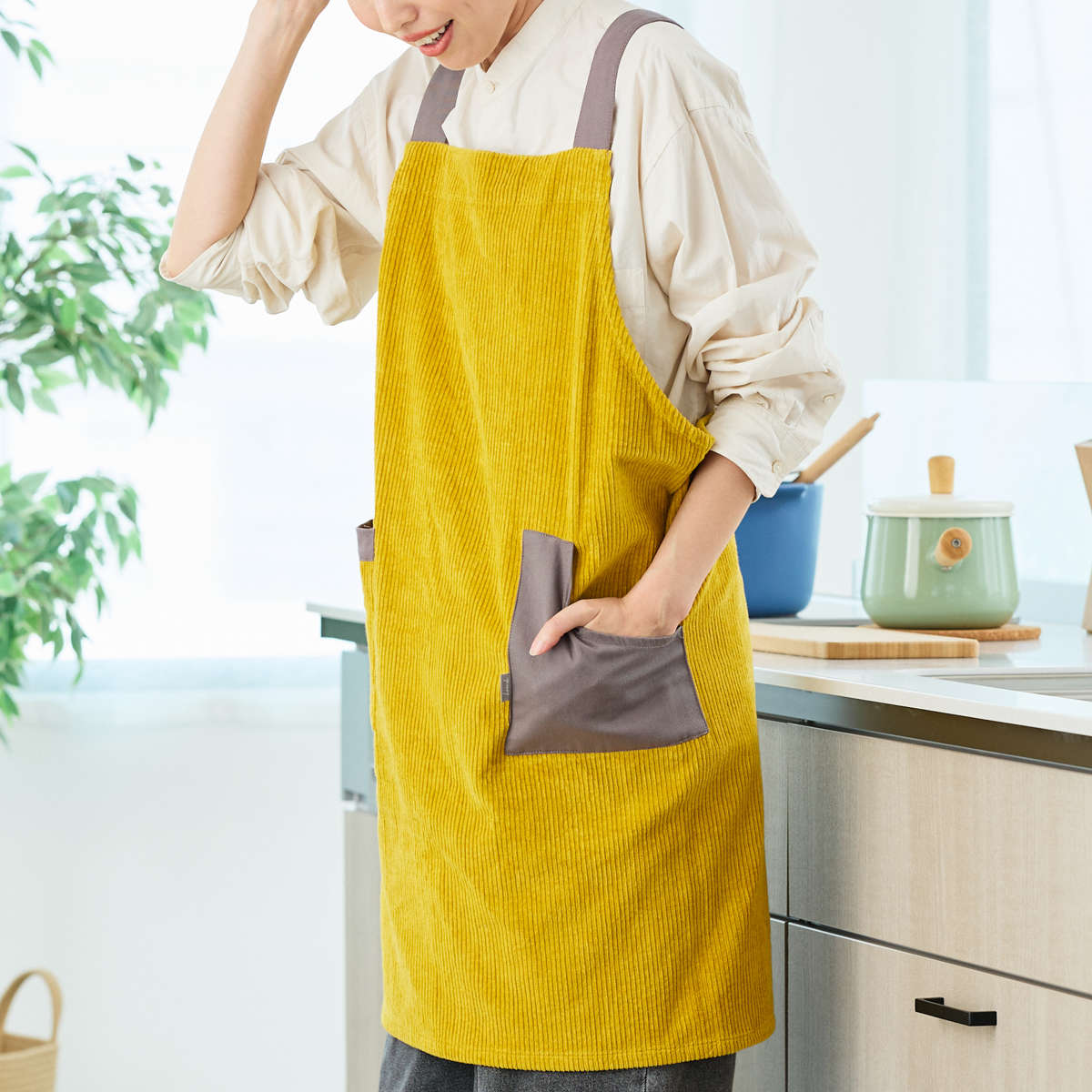 エプロン アデル コーデュロイ H型エプロン Leende （ 綿100％ ポケット付き チェック リエンデ キッチンエプロン 台所エプロン 綿100% 首掛け ポケット コーデュロイ生地 大人用 レディース 女性用 かわいい おしゃれ イエロー ）
