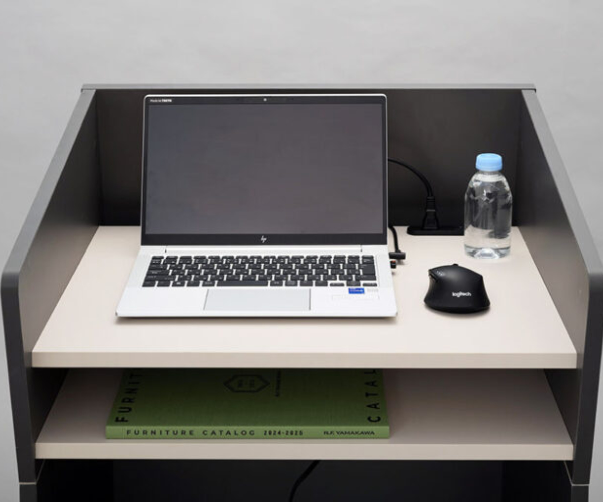 演説台 幅60cm 2口コンセント付き キャスター付き シェル ( 法人限定 演台 講演台 教壇 教卓 司会者台 スピーチ台 プレゼン台 マイク台 演説 収納棚 木目調 プレゼン 台 講義台 会議 学校 塾 会議室 セミナー オフィス 会社 ) 【グレー】 グレー