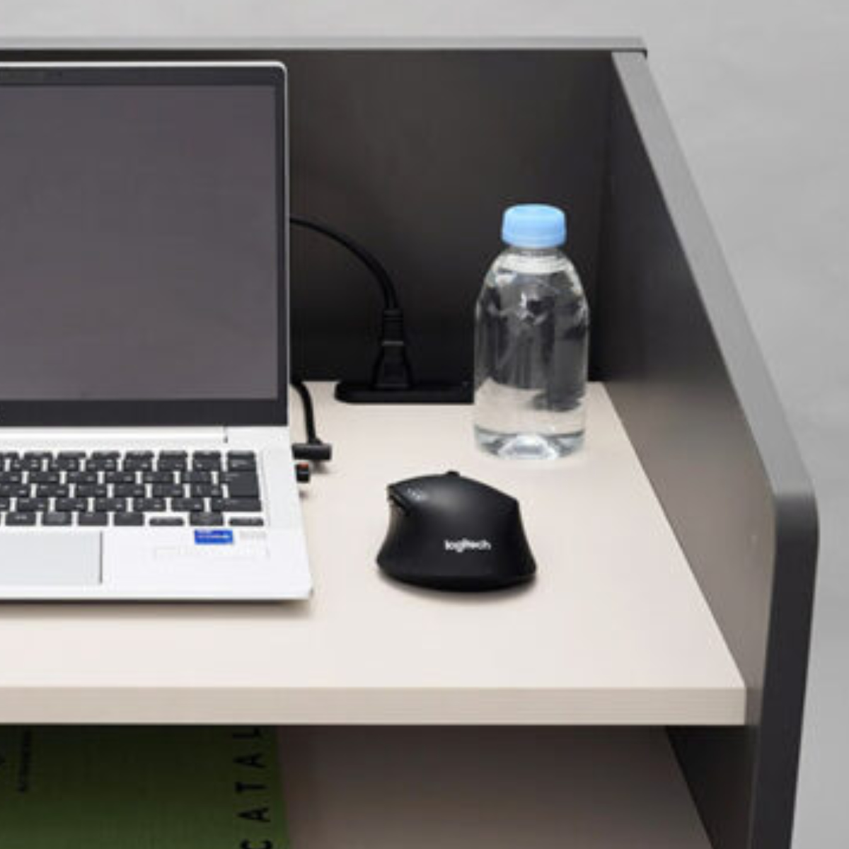 演説台 幅90cm 2口コンセント付き キャスター付き シェル ( 法人限定 演台 講演台 教壇 教卓 司会者台 スピーチ台 プレゼン台 マイク台 演説 収納棚 木目調 プレゼン 台 講義台 会議 学校 塾 会議室 セミナー オフィス 会社 ) 【グレー】 グレー