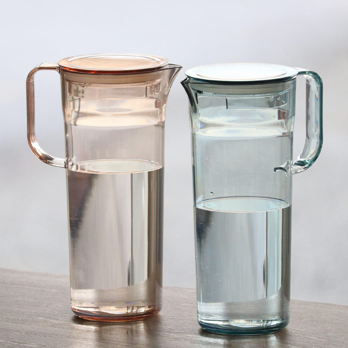 冷水筒 ピッチャー 1L クリアジャグ プラスチック （ 水差し 茶ポット 麦茶 冷水ポット 1リットル 透明感 割れにくい 扱いやすい クリア