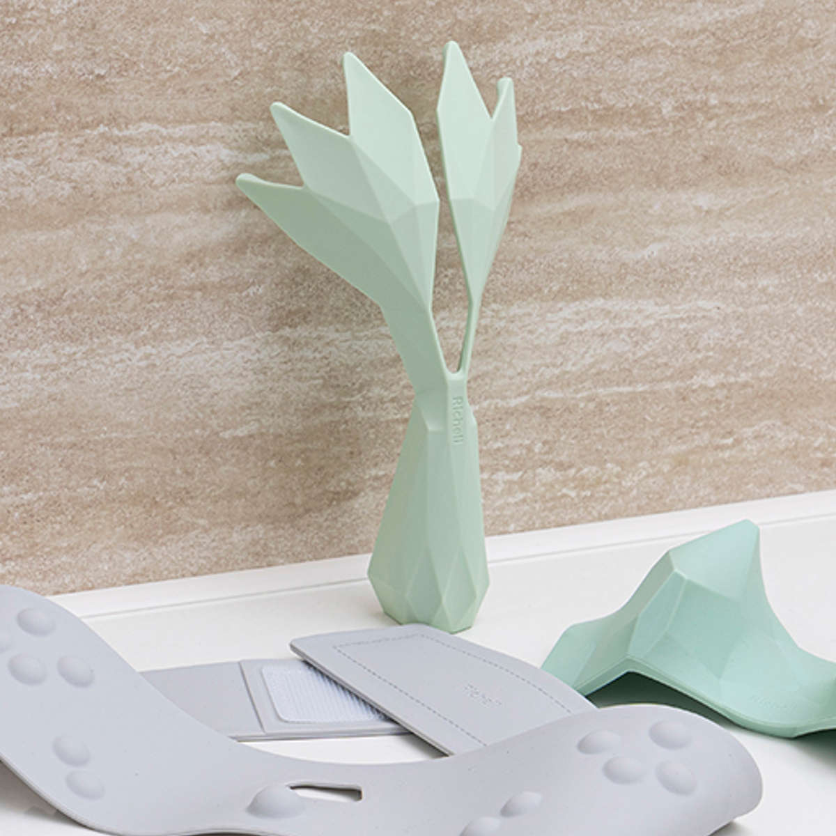 マッサージ器 キカケア ヘッドマッサージャー 頭皮ケア ( カッサ リフレッシャー マッサージグッズ セルフケア用品 シリコン ヘッドスパ 頭皮マッサージ リフレッシュ コンパクト 幾何学モチーフ おしゃれ 入浴 お風呂 自宅 )