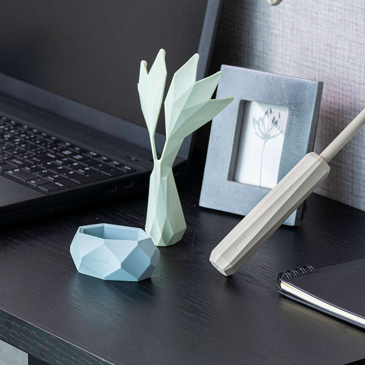 マッサージ器 キカケア ヘッドマッサージャー 頭皮ケア ( カッサ リフレッシャー マッサージグッズ セルフケア用品 シリコン ヘッドスパ 頭皮マッサージ リフレッシュ コンパクト 幾何学モチーフ おしゃれ 入浴 お風呂 自宅 )