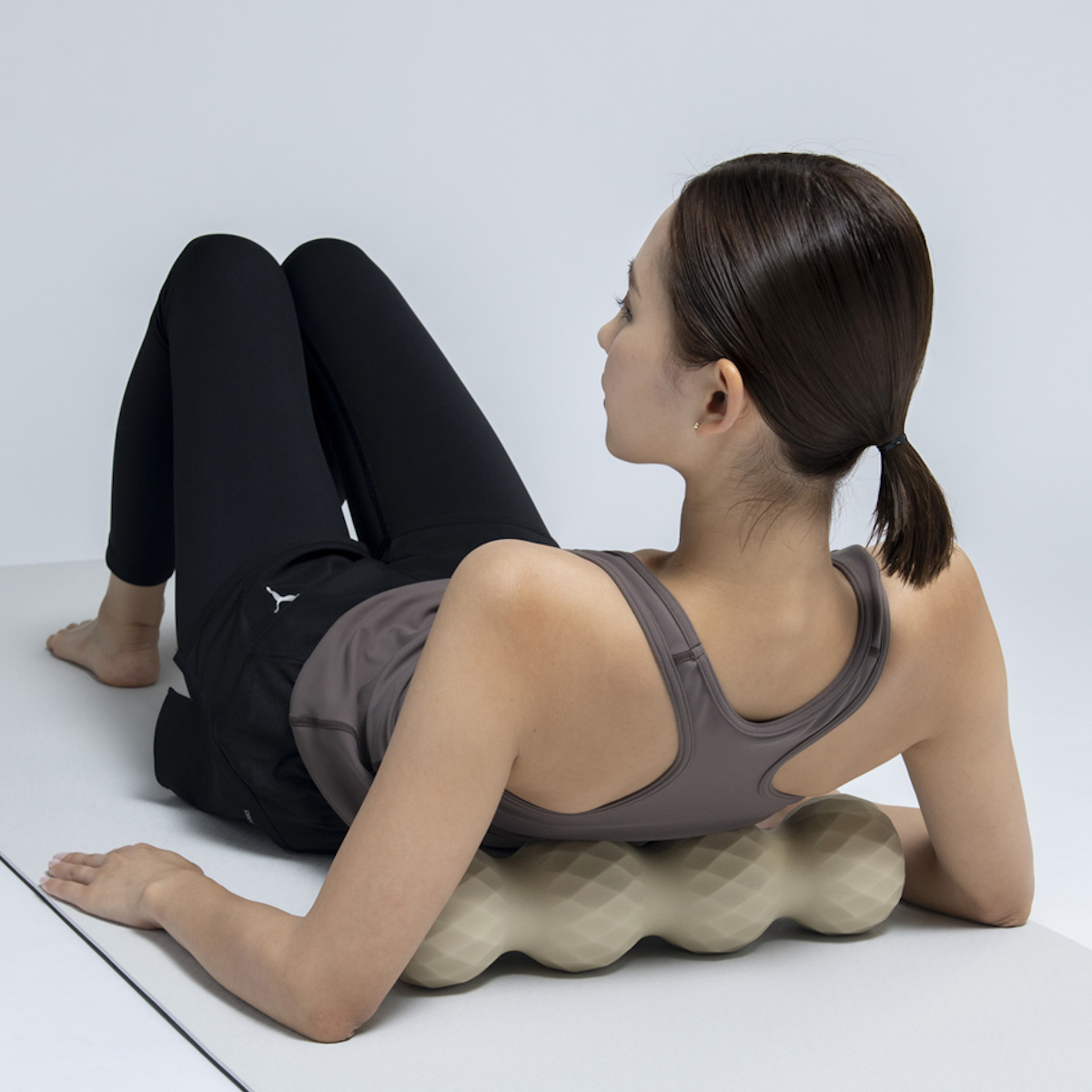 マッサージ器 キカケア バックローラー ストレッチ 背中 （ ツボ押し つぼ押し マッサージグッズ セルフケア用品 首 腰 太もも ふくらはぎ お尻 足裏 シリコン リフレッシュ コンパクト 幾何学モチーフ おしゃれ 自宅 ）