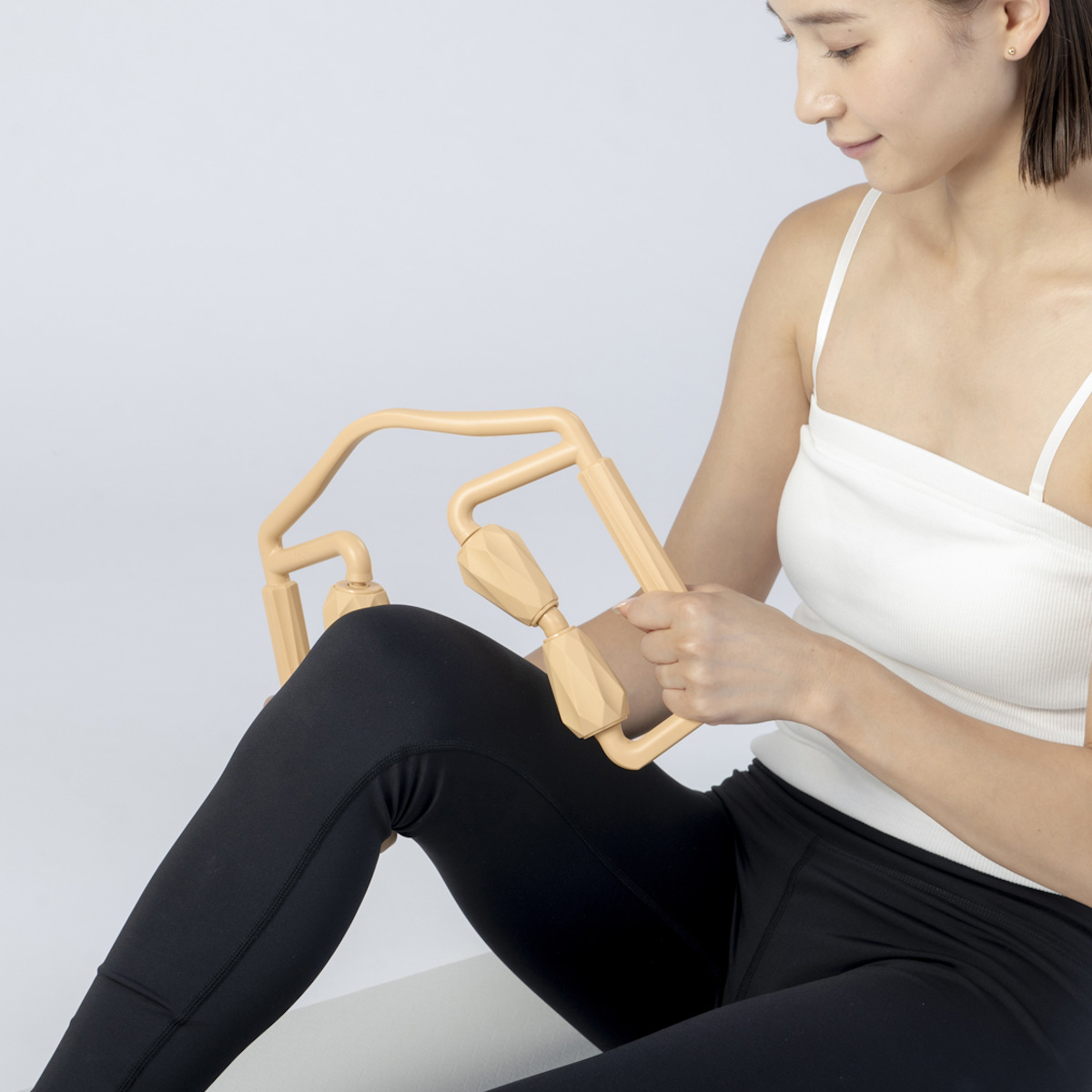 マッサージ器 キカケア レッグローラー 脚 足 ほぐし （ つぼ押し マッサージグッズ セルフケア用品 太もも ふくらはぎ 腕 シリコン リフレッシュ コンパクト 幾何学モチーフ おしゃれ 自宅 就寝前 ローラー ）