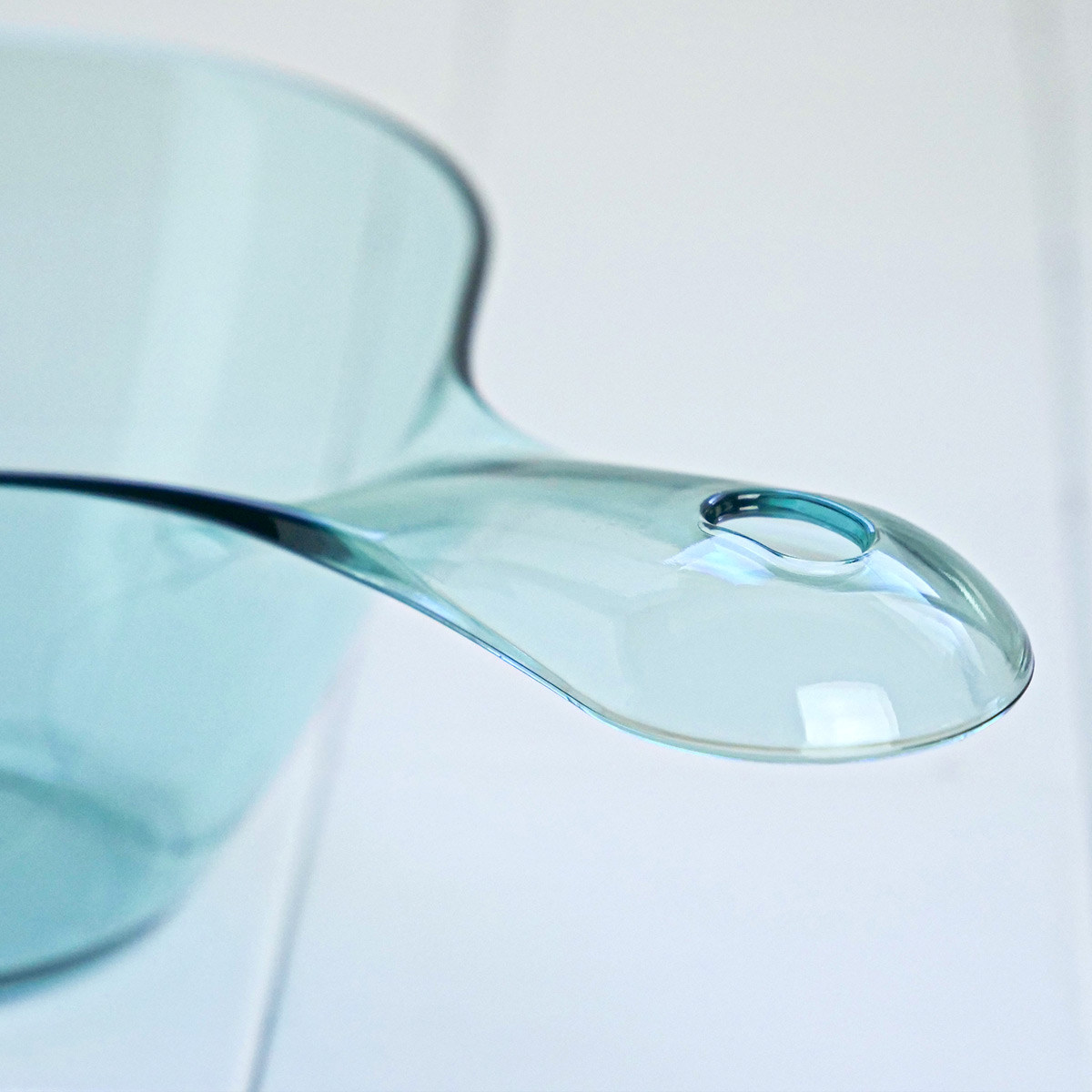 手桶 karali カラリ ( 風呂おけ 湯桶 クリア 洗面器 風呂桶 手おけ 透明 くすみカラー ハンディボール 速乾 通気性 かびにくい 壁掛け フック 軽い 丈夫 収納 ) 【アクアブルー】 アクアブルー