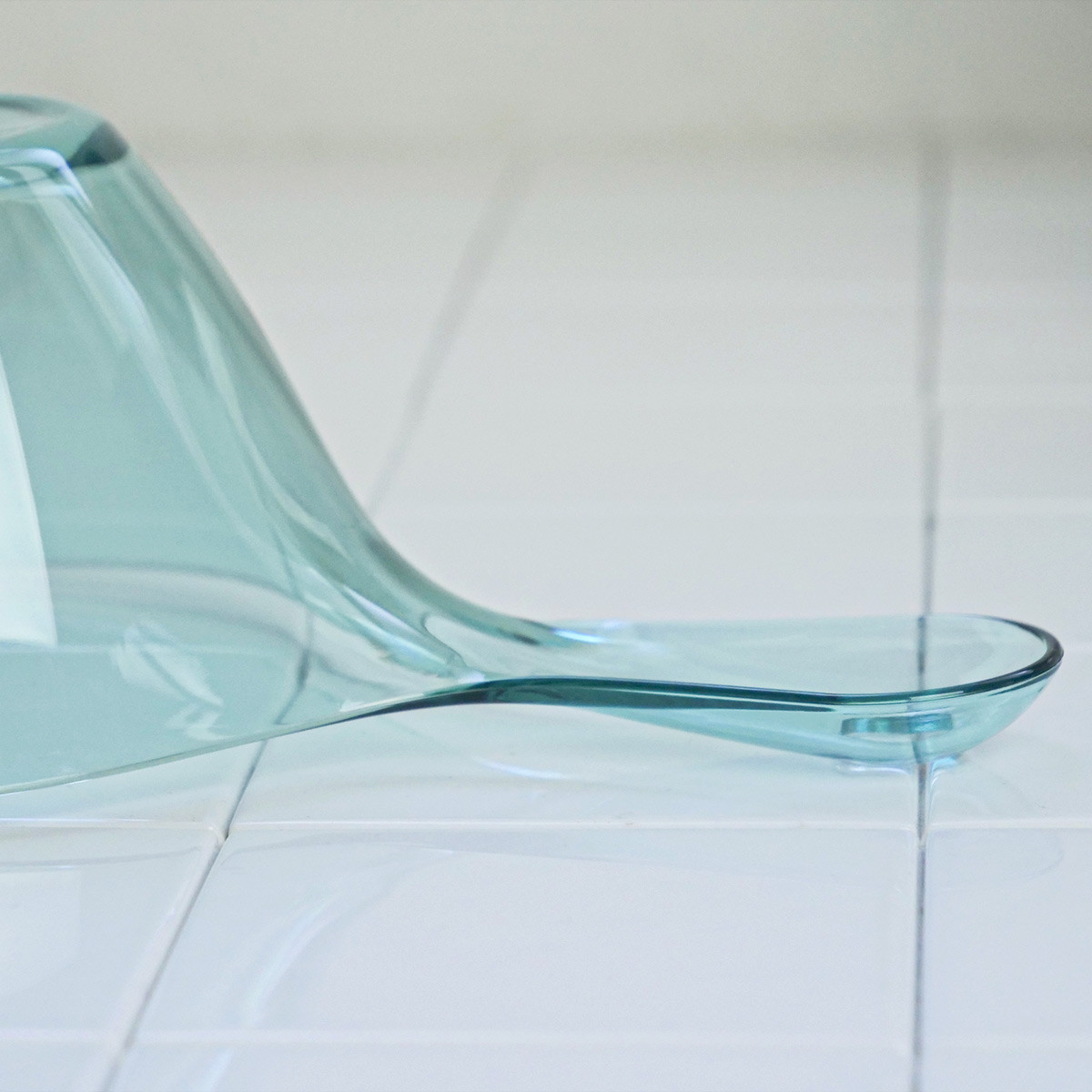 手桶 karali カラリ ( 風呂おけ 湯桶 クリア 洗面器 風呂桶 手おけ 透明 くすみカラー ハンディボール 速乾 通気性 かびにくい 壁掛け フック 軽い 丈夫 収納 ) 【アクアブルー】 アクアブルー