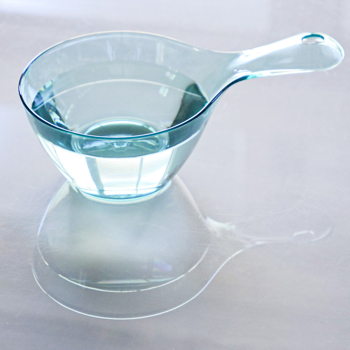 手桶 karali カラリ ( 風呂おけ 湯桶 クリア 洗面器 風呂桶 手おけ 透明 くすみカラー ハンディボール 速乾 通気性 かびにくい 壁掛け フック 軽い 丈夫 収納 ) 【アクアブルー】 アクアブルー