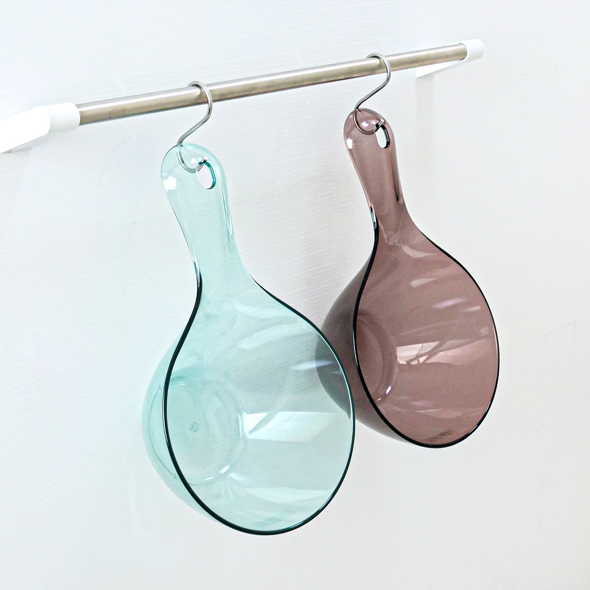 手桶 karali カラリ ( 風呂おけ 湯桶 クリア 洗面器 風呂桶 手おけ 透明 くすみカラー ハンディボール 速乾 通気性 かびにくい 壁掛け フック 軽い 丈夫 収納 ) 【アクアブルー】 アクアブルー