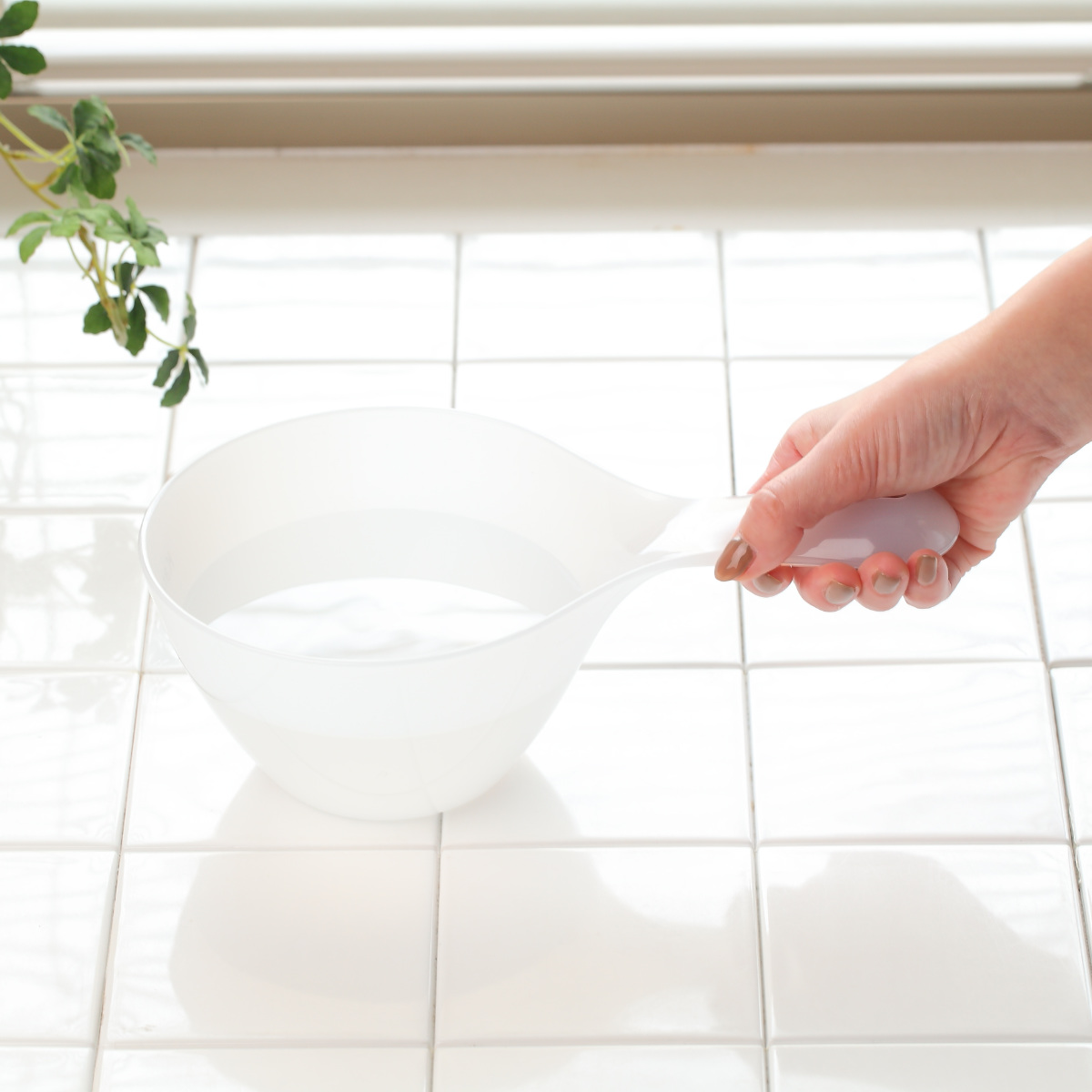 手桶 karali カラリ ( 風呂おけ 湯桶 クリア 洗面器 風呂桶 手おけ 透明 くすみカラー ハンディボール 速乾 通気性 かびにくい 壁掛け フック 軽い 丈夫 収納 ) 【アクアブルー】 アクアブルー