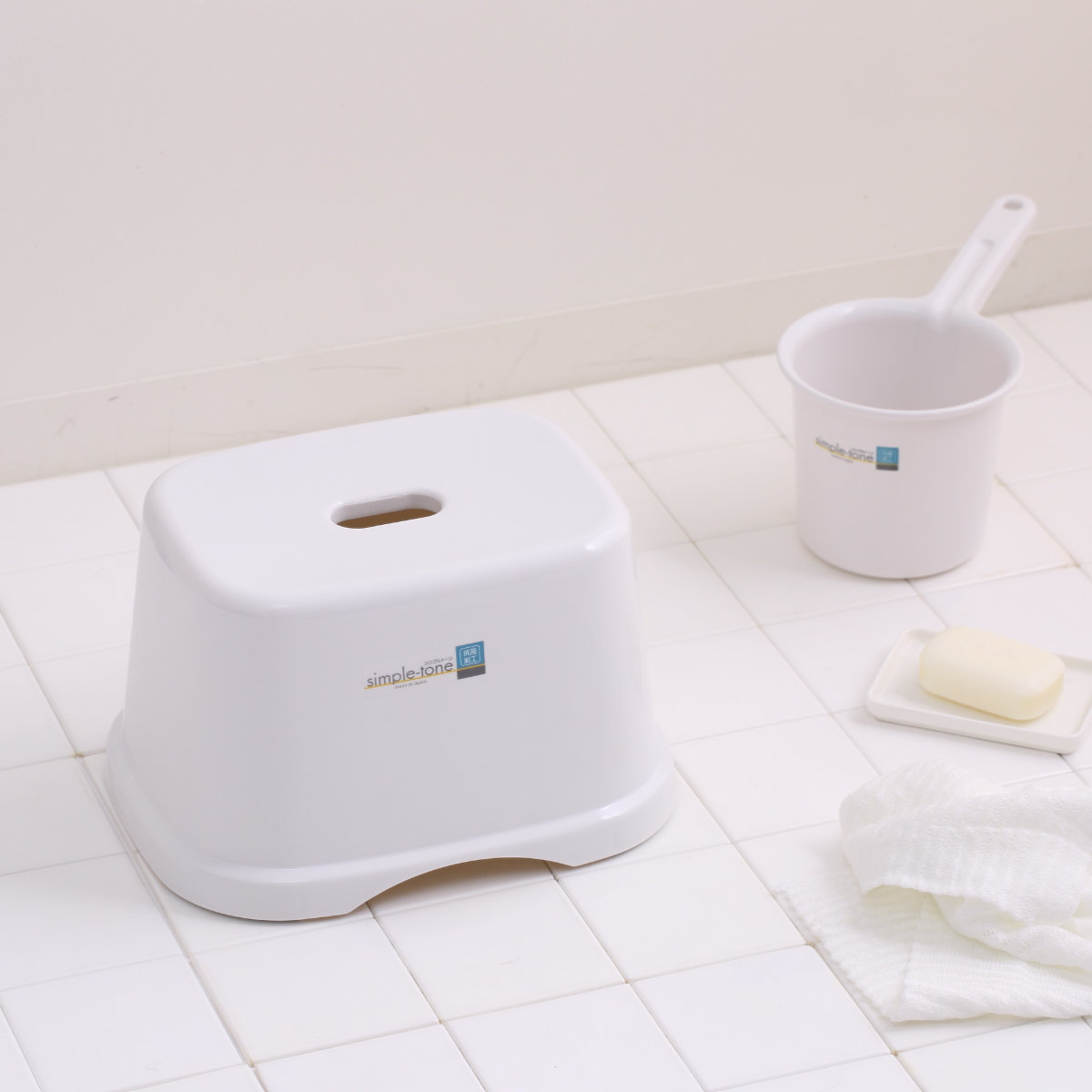 風呂椅子 シンプルトーン 座面高さ 18cm 日本製 ( 風呂いす お風呂 腰かけ イス 座面高18 入浴 抗菌 抗菌加工 銀イオン バスグッズ 椅子 ホワイト ブルー シンプル ) 【ホワイト】 ホワイト